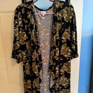 LuLaRoe Shirley Kimono NWOT medium black and floral